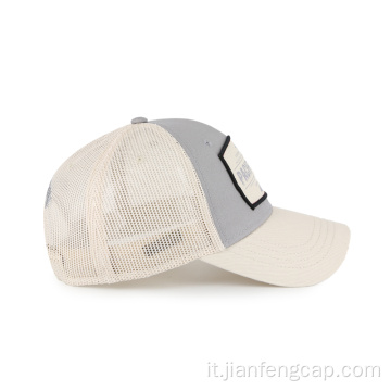 Cappello trucker con patch stampata e visiera curva